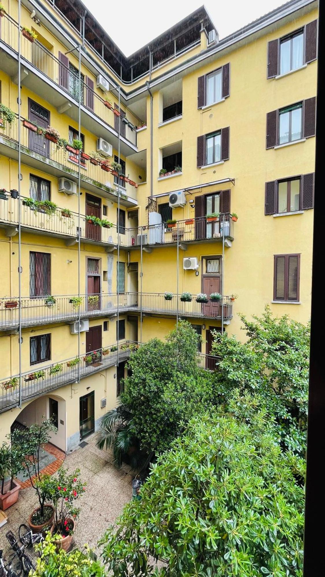 Appartement Charming Flat, And Close To Metro Milaan